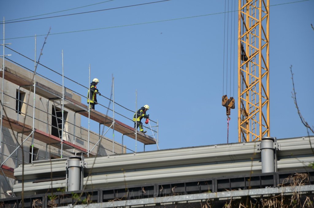 Einsatz BF Koeln Kran beruehrt Oberleitung DB Koeln Gremberg Taunusstr P166.JPG